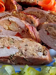 Sonkába tekert, töltött szűzpecsenye recept fotója