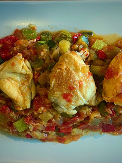 Una foto de Pollo con pisto