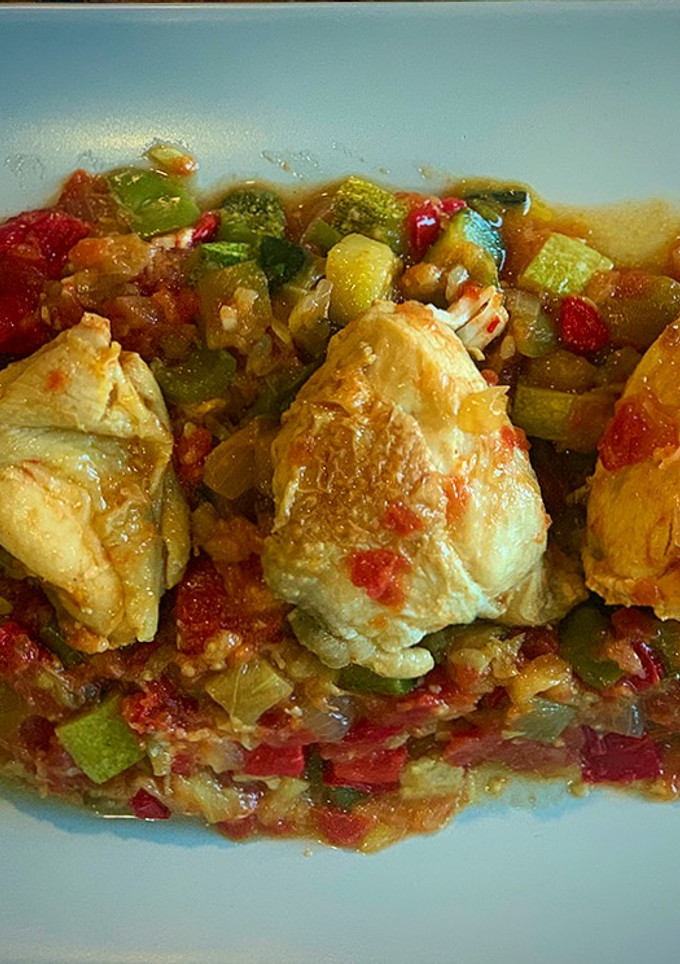 Una foto de Pollo con pisto