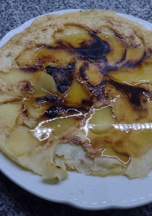 Una foto de Panqueque de manzanas flambeado al rum de Bigote cocina