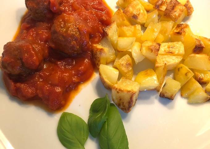 Hackbällchen mit Patatas Bravas (Ofenkartoffel)