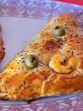 Empanadas de hojaldre rellenas de langostinos, queso, champiñones y aceitunas