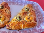 Una foto de empanada de hojaldre con mariscos