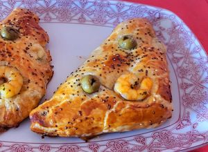 Foto principal de Empanadas de hojaldre rellenas de langostinos, queso, champiñones y aceitunas