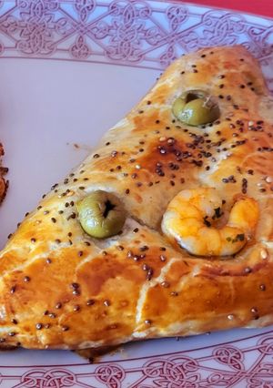Una foto de Empanadas de hojaldre rellenas de langostinos, queso, champiñones y aceitunas