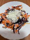 Insalata di cavolo rosso, carote e feta con salsa allo yogurt