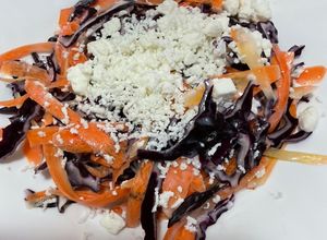 Foto di Insalata di cavolo rosso, carote e feta con salsa allo yogurt