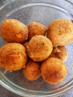 Una foto de Bombas de papa rellenas con jamón y queso