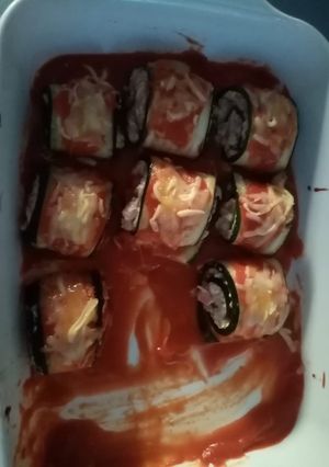 Una foto de Rollos de calabacín con relleno de jamón y queso