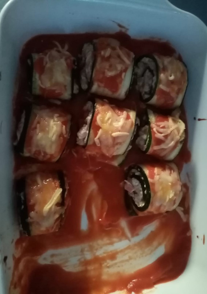 Una foto de Rollos de calabacín con relleno de jamón y queso