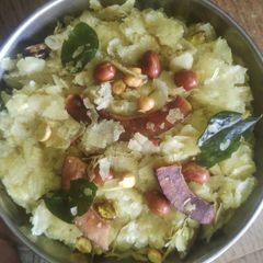 A picture of Poha chivda.