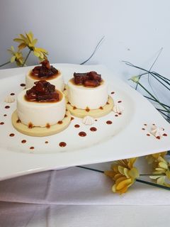 Una foto de Mango y piña en caramelo salado sobre Panacotta!!!