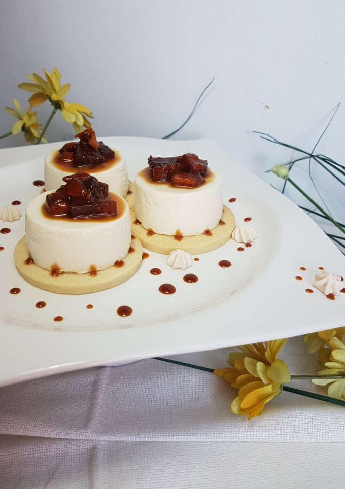 Una foto de Mango y piña en caramelo salado sobre Panacotta!!!