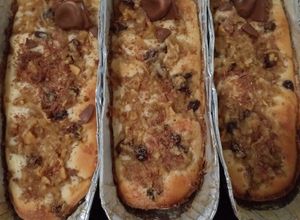 Una foto de Budìn Inglès con topping de manzana rallada, canela y pasas