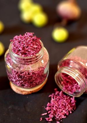 A picture of Amla beetroot mukhwas.