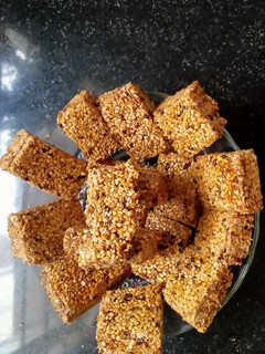 તલ ની ચીકી (Til Chikki Recipe In Gujarati) રેસીપી મુખ્ય ફોટો