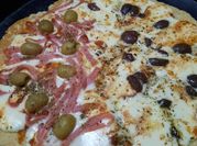 Una foto de pizza provolone