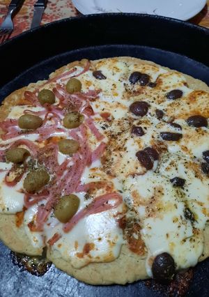 Una foto de Menú fácil - pizza con provolone y algo más