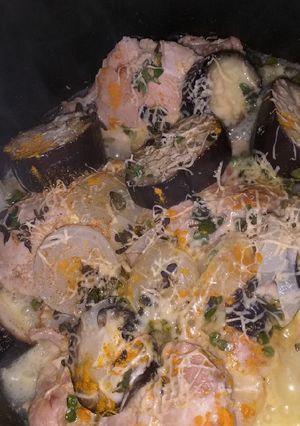 Una foto de Pollo en la esen con verduras