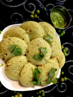 मटर की इडली (mater ki idli recipe in Hindi) रेसिपी मुख्य फोटो