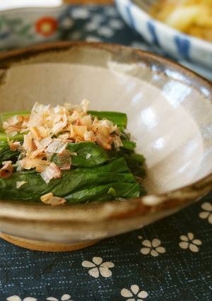 A picture of Spinach Simmered in Bonito-Flavored Sauce.