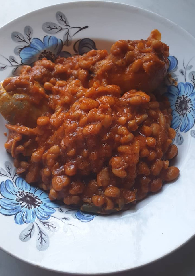 Una foto de Judías guisadas con pollos y salsa de tomate