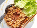 Indomie goreng nyemek pedassss