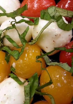 A picture of Caprese Salad.