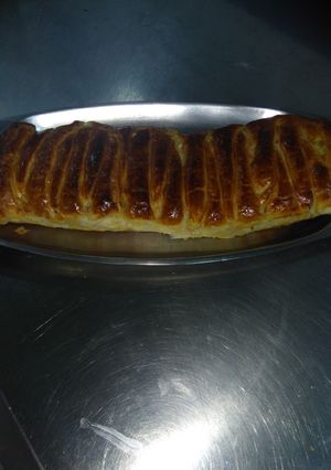 Una foto de Trenza de hojaldre rellena de atún y bechamel