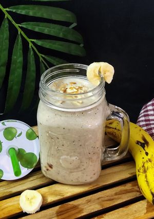 नवरात्रि स्पेशल बनाना ड्राई फ्रूट्स स्मूदी (Navratri Special Banana Dry Fruits Smoothie) रेसिपी मुख्य फोटो