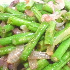 A picture of Long bean with onion.