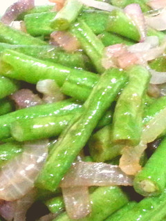 A picture of Long bean with onion.