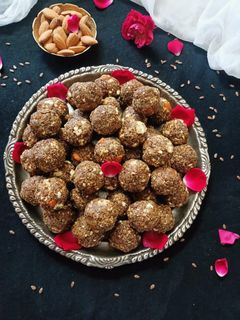 महुआ अलसी लड्डू (Mahua alsi laddu recipe in Hindi) रेसिपी मुख्य फोटो