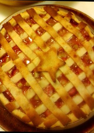 A picture of Old Fashioned Strawberry Rhubarb Pie.