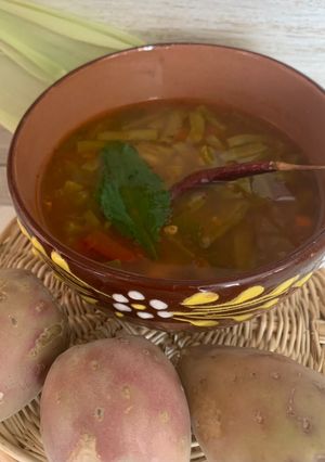 Una foto de Sopa de nopal con xoconostle