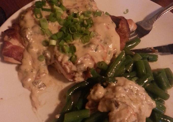 Bacon wrapped chicken w/Roma tomatoes, mushrooms, green onions in alfredo sauce