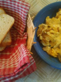 Hagymás-paprikás tojásrántotta recept fotója