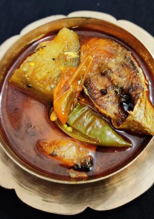 ইলিশের তেল ঝাল বেগুন দিয়ে (ilisher tel jhal recipe in Bengali) রেসিপির প্রধান ছবি