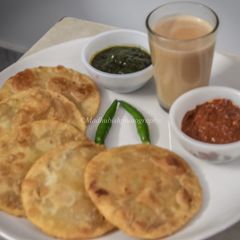 A picture of Peyaz Kachori or Onion Kachori.