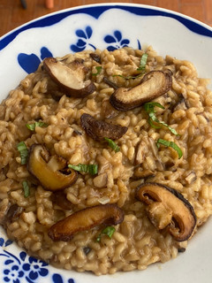 Una foto de Risotto de shiitake y cebolla caramelizada