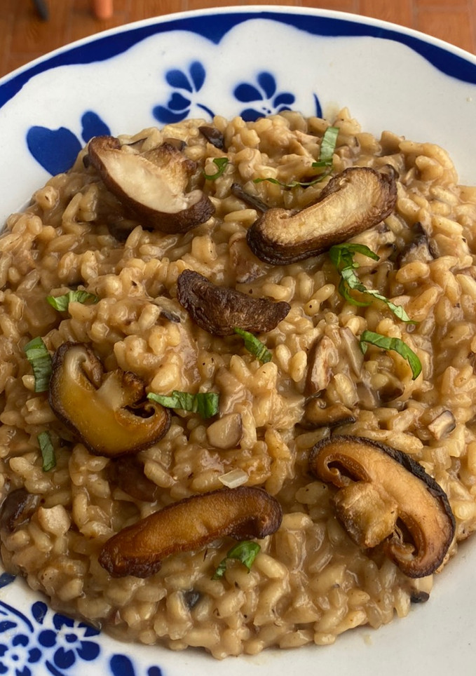 Una foto de Risotto de shiitake y cebolla caramelizada