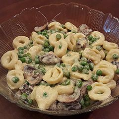 A picture of Veggie Tortellini Alfredo.
