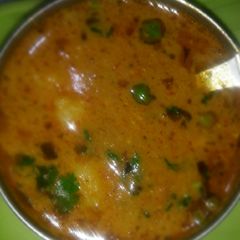 A picture of Aloo matar.