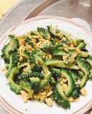 Mướp đắng xào trứng 😅