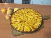 Una foto de postres con duraznos almibar