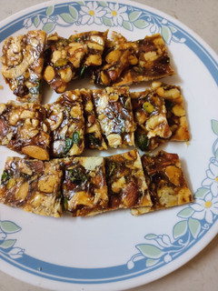 ડ્રાયફ્રુટ ચીકી (Dryfruit Chiki Recipe In Gujarati) રેસીપી મુખ્ય ફોટો