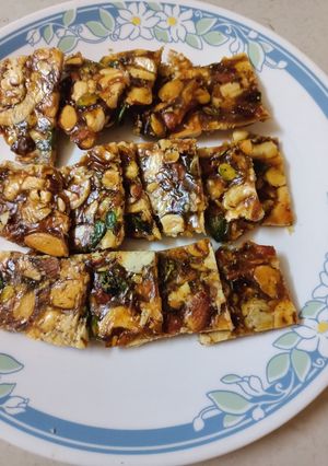 ડ્રાયફ્રુટ ચીકી (Dryfruit Chiki Recipe In Gujarati) રેસીપી મુખ્ય ફોટો