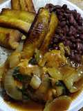 Cerdo encebollado