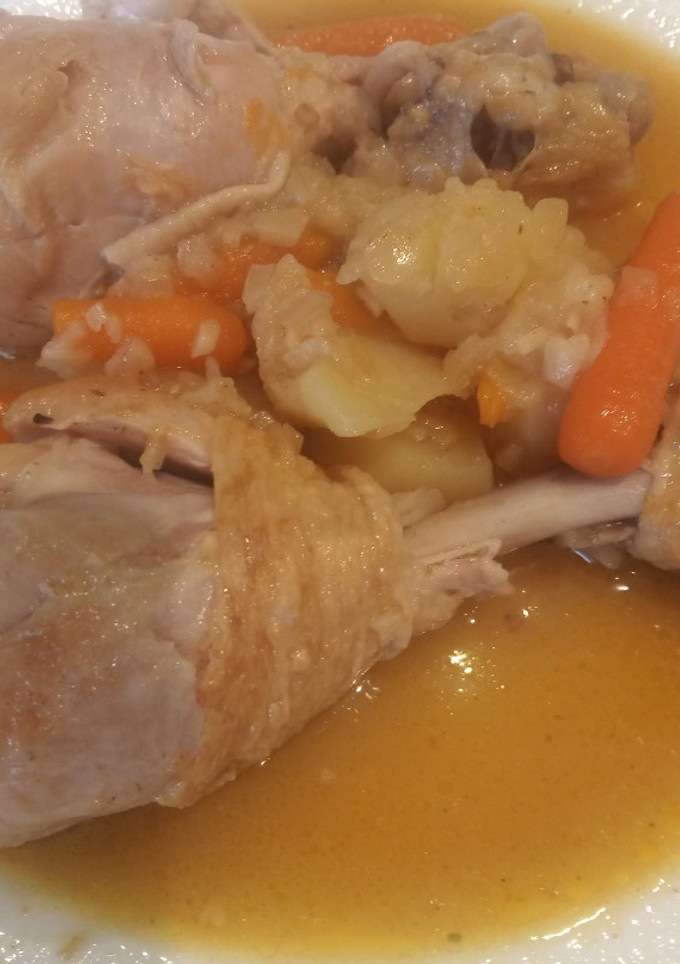 Una foto de Pollo entero o muslitos asado en olla a presión
