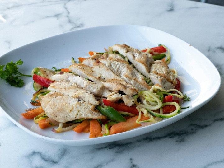 Zucchini Noodles with Grilled Chicken and Veggies